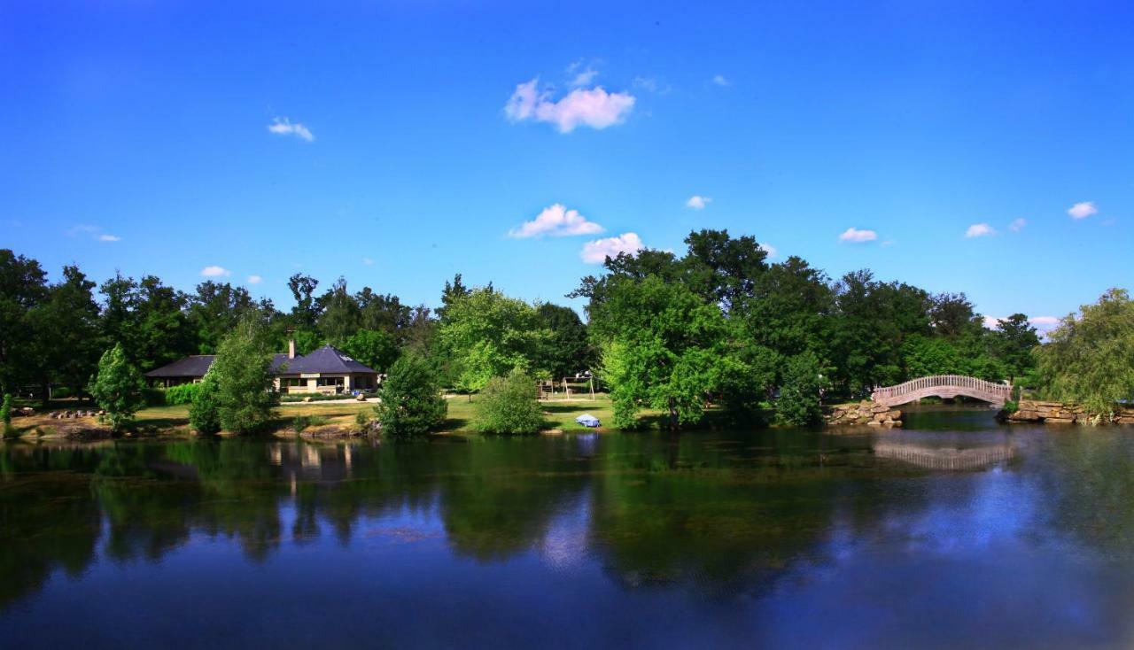 Camping Etang Du Camp Senergues Exteriör bild